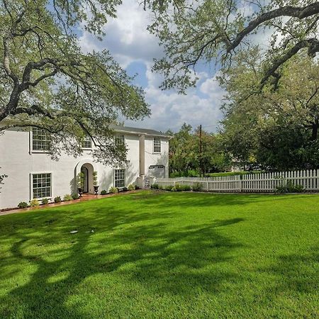 Chateau Lake Austin Exterior photo