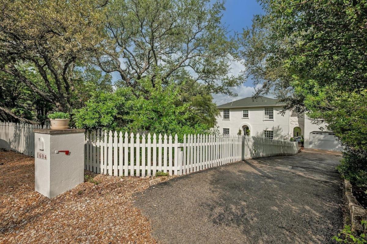 Chateau Lake Austin Exterior photo
